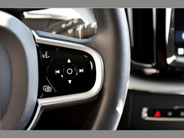 2025 Volvo XC60 SUV in Crystal White Metallic thumbnail 34