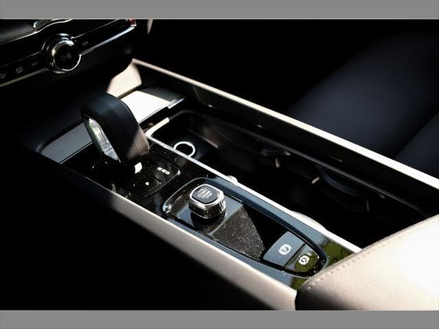 2025 Volvo XC60 SUV in Crystal White Metallic thumbnail 35
