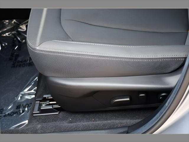 2026 Subaru Crosstrek SUV in Ice Silver Metallic thumbnail 31