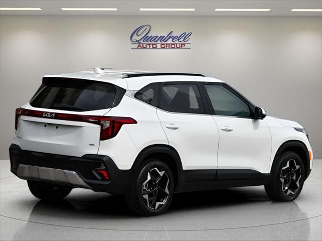 2024 Kia Seltos SUV in Snow White Pearl thumbnail 4