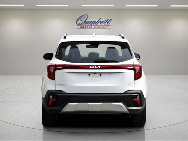 2024 Kia Seltos SUV in Snow White Pearl thumbnail 5