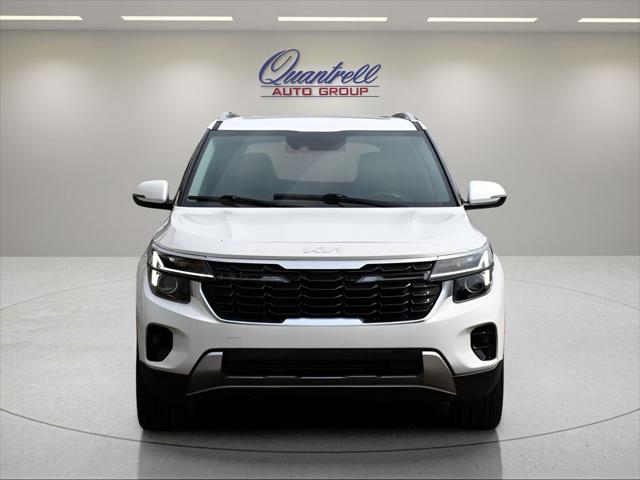 2024 Kia Seltos SUV in Snow White Pearl thumbnail 9