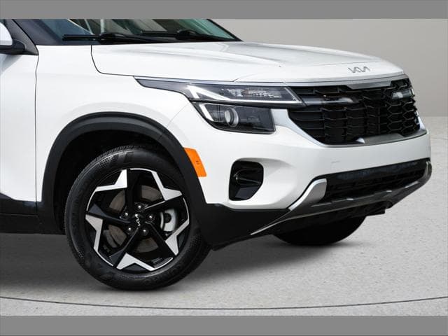 2024 Kia Seltos SUV in Snow White Pearl thumbnail 10