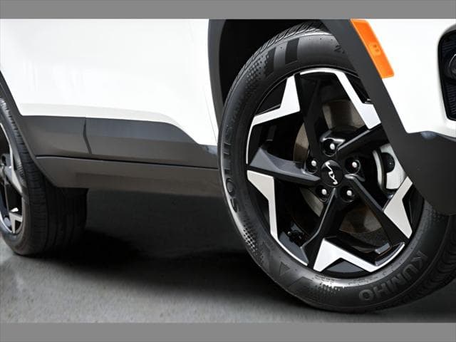 2024 Kia Seltos SUV in Snow White Pearl thumbnail 11