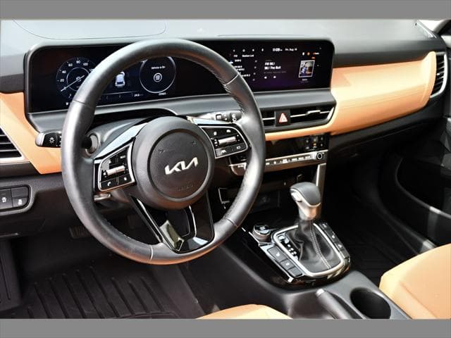 2024 Kia Seltos SUV in Snow White Pearl thumbnail 13