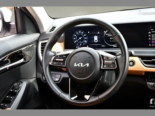 2024 Kia Seltos SUV in Snow White Pearl thumbnail 18