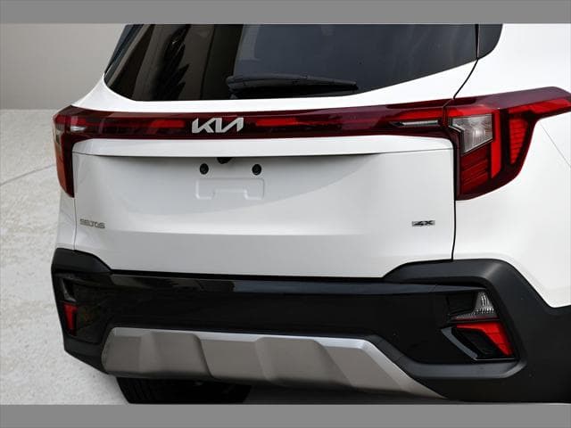 2024 Kia Seltos SUV in Snow White Pearl thumbnail 30
