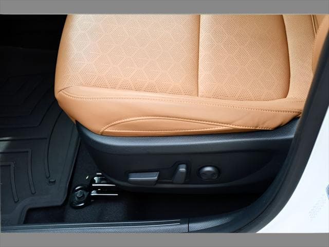 2024 Kia Seltos SUV in Snow White Pearl thumbnail 33