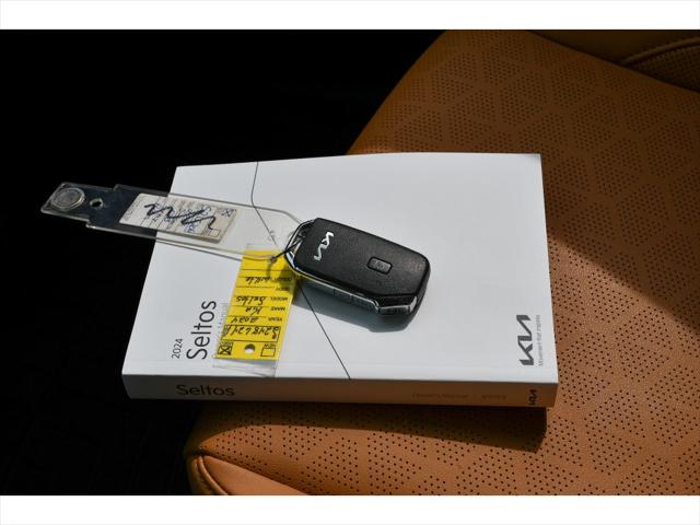 2024 Kia Seltos SUV in Snow White Pearl - Image 40