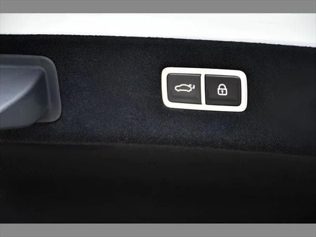 2025 Genesis G90 Sedan in Uyuni White thumbnail 27