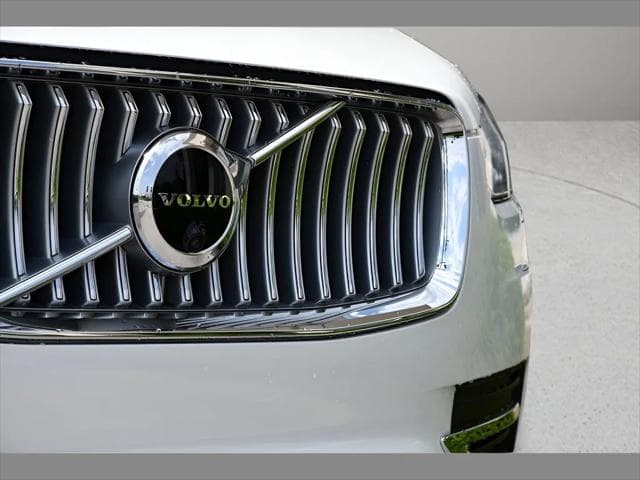 2023 Volvo XC90 SUV in Crystal White Metallic thumbnail 10