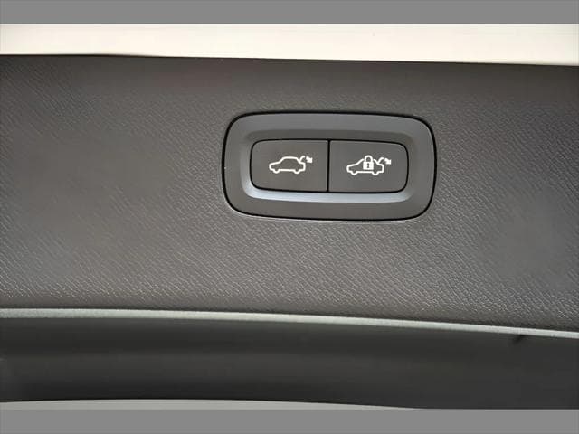 2023 Volvo XC90 SUV in Crystal White Metallic thumbnail 26