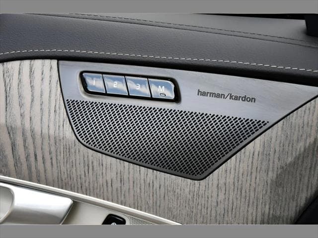 2023 Volvo XC90 SUV in Crystal White Metallic thumbnail 29