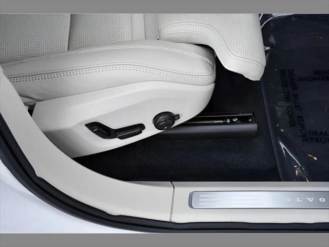 2023 Volvo XC90 SUV in Crystal White Metallic thumbnail 33