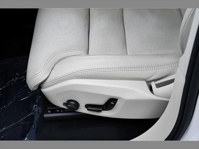 2023 Volvo XC90 SUV in Crystal White Metallic thumbnail 35