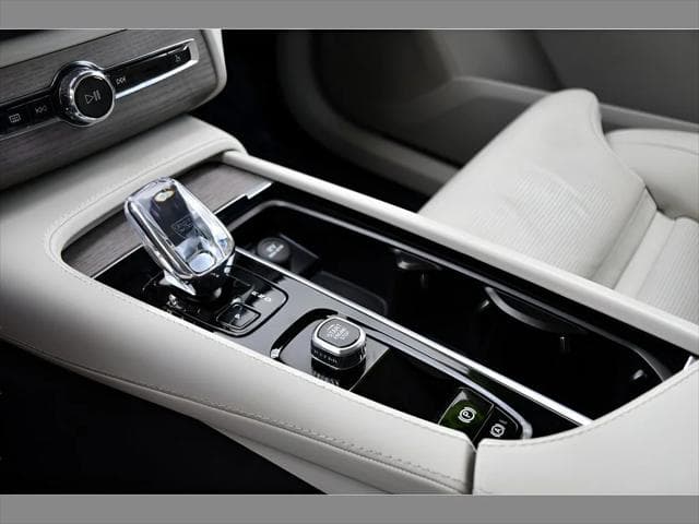 2023 Volvo XC90 SUV in Crystal White Metallic thumbnail 37