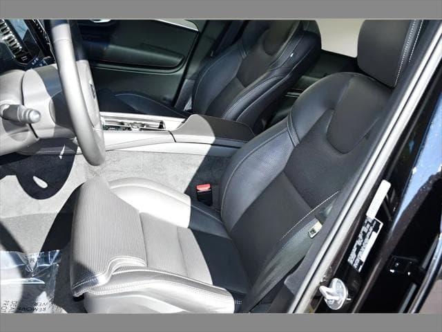 2023 Volvo XC90 SUV in Onyx Black Metallic thumbnail 14