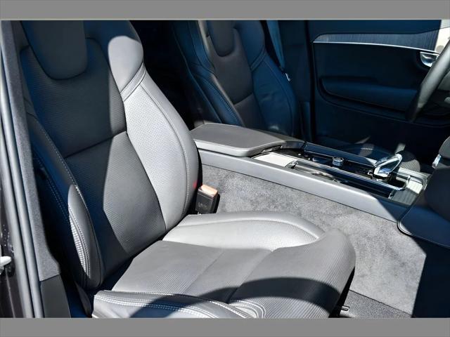 2023 Volvo XC90 SUV in Onyx Black Metallic thumbnail 32