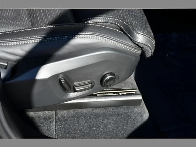 2023 Volvo XC90 SUV in Onyx Black Metallic thumbnail 33