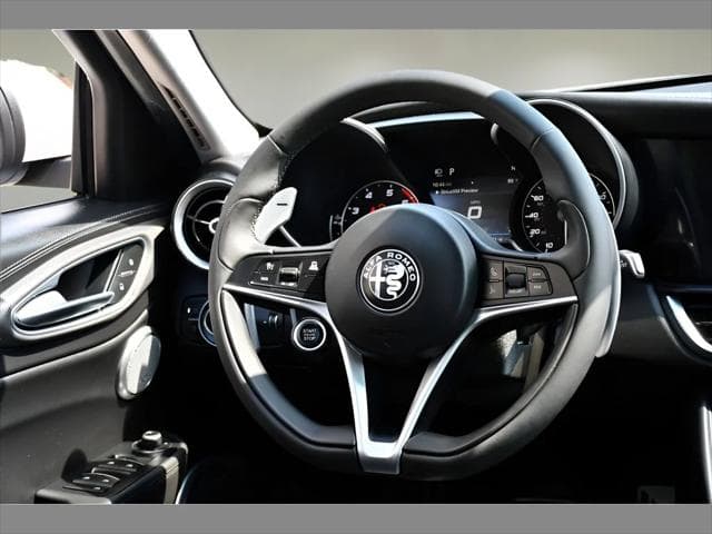 2018 Alfa Romeo Giulia Sedan in Alfa White thumbnail 17