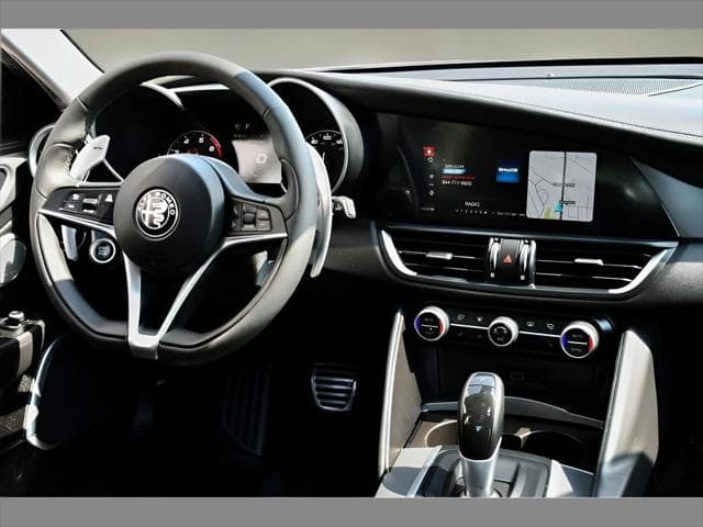 2018 Alfa Romeo Giulia Sedan in Alfa White thumbnail 18