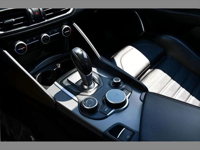 2018 Alfa Romeo Giulia Sedan in Alfa White thumbnail 36