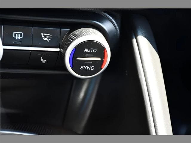 2018 Alfa Romeo Giulia Sedan in Alfa White thumbnail 37