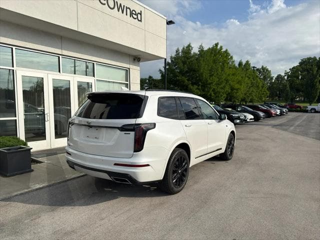 2024 Cadillac XT6 SUV in Crystal White Tricoat thumbnail 3