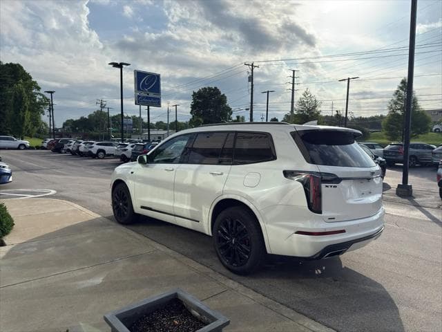 2024 Cadillac XT6 SUV in Crystal White Tricoat thumbnail 5