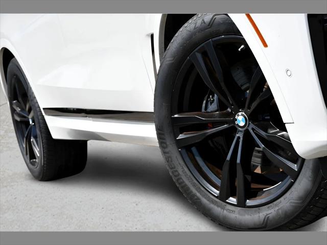 2022 BMW X7 SUV in White thumbnail 11