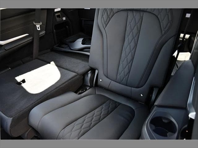 2022 BMW X7 SUV in White thumbnail 16
