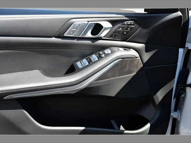 2022 BMW X7 SUV in White thumbnail 26