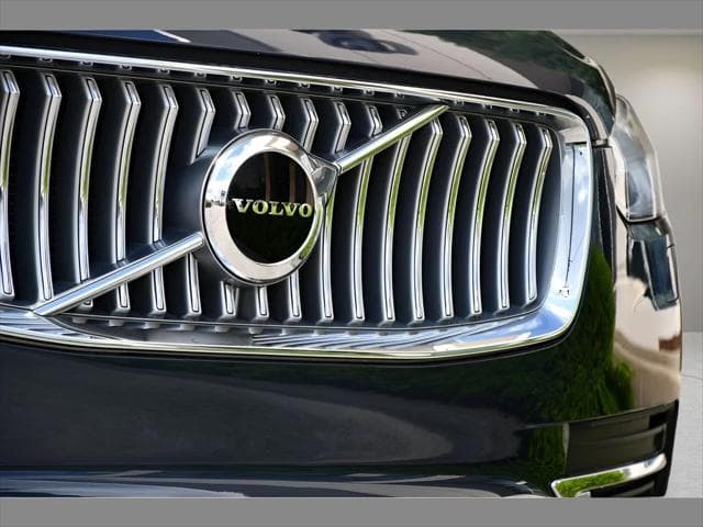 2024 Volvo XC90 Recharge Plug-In Hybrid SUV in Denim Blue Metallic thumbnail 10