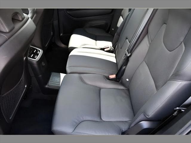 2024 Volvo XC90 Recharge Plug-In Hybrid SUV in Denim Blue Metallic thumbnail 16