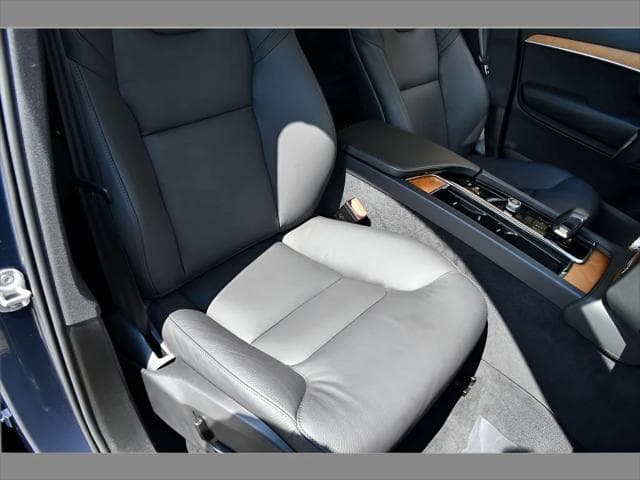 2024 Volvo XC90 Recharge Plug-In Hybrid SUV in Denim Blue Metallic thumbnail 31