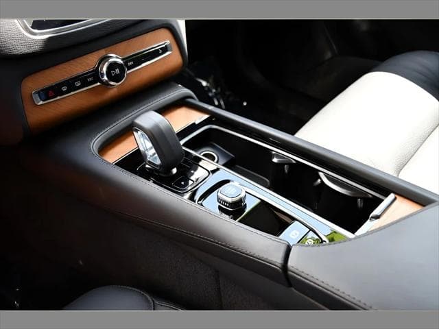 2024 Volvo XC90 Recharge Plug-In Hybrid SUV in Denim Blue Metallic thumbnail 36