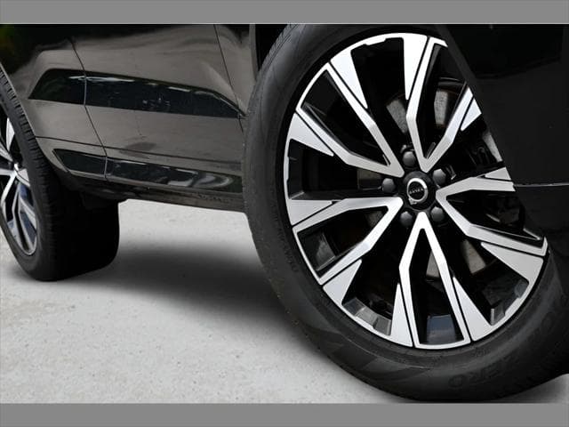 2023 Volvo XC60 SUV in Onyx Black Metallic thumbnail 11