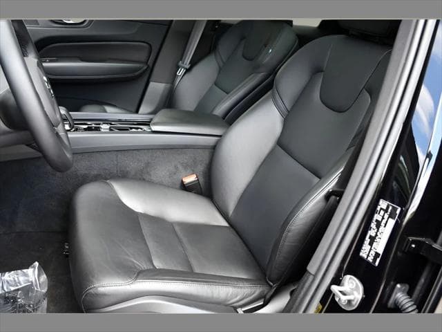 2023 Volvo XC60 SUV in Onyx Black Metallic thumbnail 14