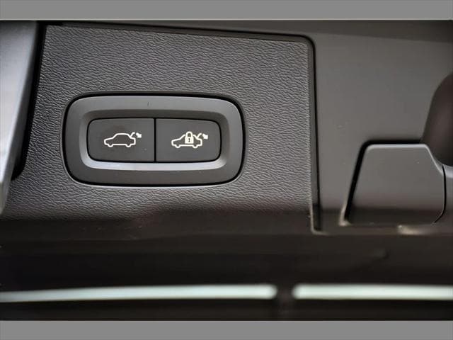 2023 Volvo XC60 SUV in Onyx Black Metallic thumbnail 24