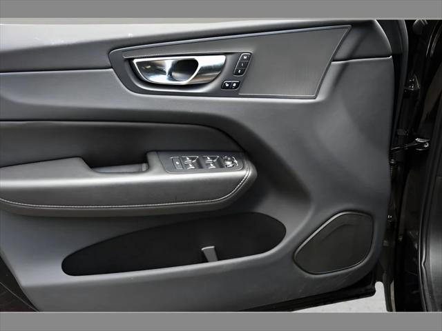 2023 Volvo XC60 SUV in Onyx Black Metallic thumbnail 26