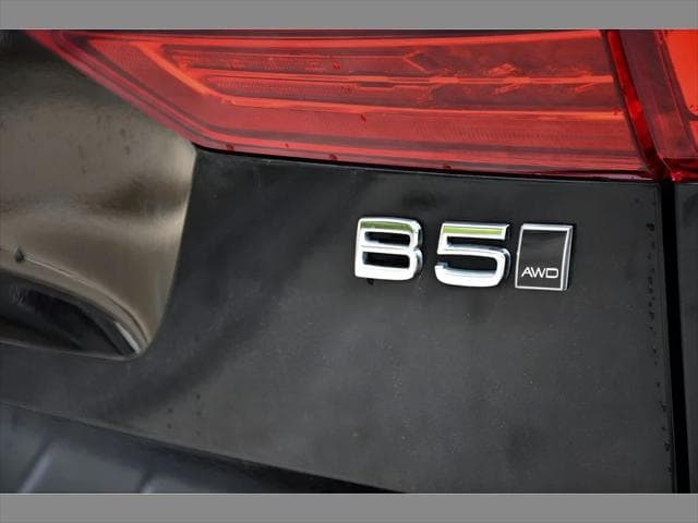 2023 Volvo XC60 SUV in Onyx Black Metallic thumbnail 27