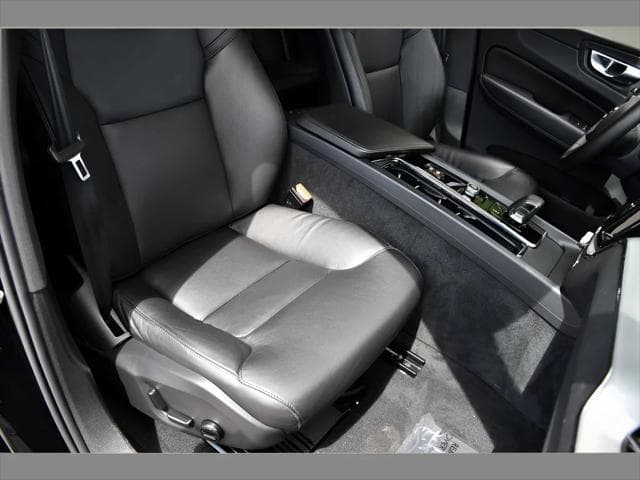 2023 Volvo XC60 SUV in Onyx Black Metallic thumbnail 30