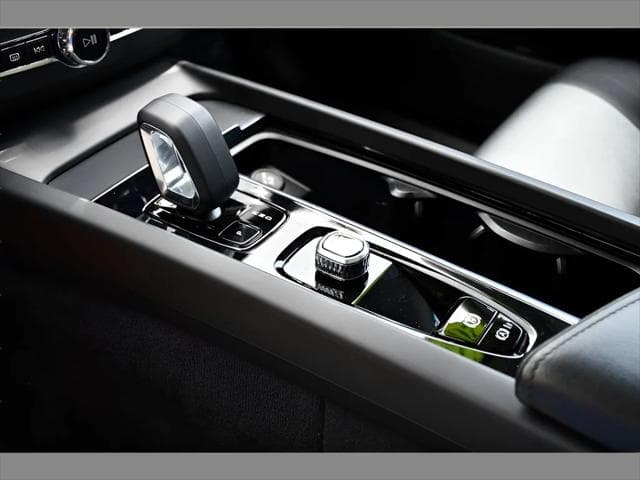 2023 Volvo XC60 SUV in Onyx Black Metallic thumbnail 35