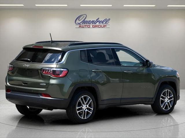 2020 Jeep Compass SUV in Olive Green Pearlcoat thumbnail 4