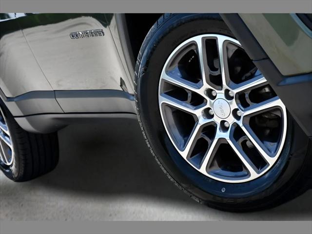 2020 Jeep Compass SUV in Olive Green Pearlcoat thumbnail 12