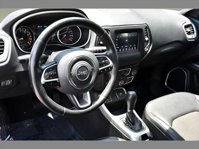 2020 Jeep Compass SUV in Olive Green Pearlcoat thumbnail 14