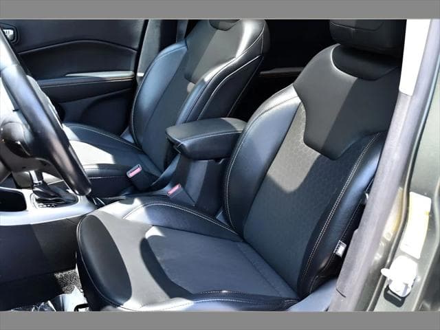 2020 Jeep Compass SUV in Olive Green Pearlcoat thumbnail 15