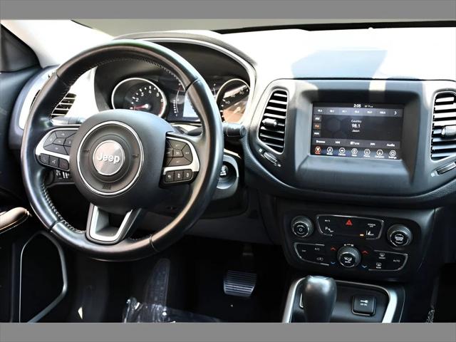 2020 Jeep Compass SUV in Olive Green Pearlcoat thumbnail 19