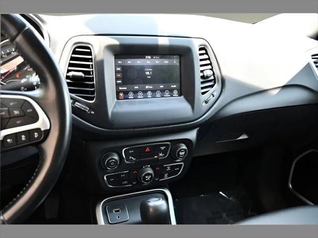 2020 Jeep Compass SUV in Olive Green Pearlcoat thumbnail 21
