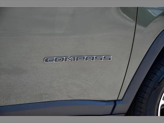 2020 Jeep Compass SUV in Olive Green Pearlcoat thumbnail 28